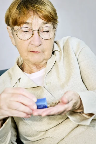 Ηλικιωμένη γυναίκα με φαρμακευτική αγωγή — Φωτογραφία Αρχείου