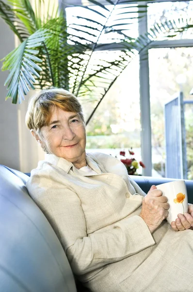 リラックスした高齢者の女性 — ストック写真