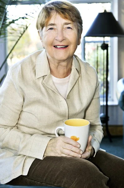 Ältere Frau entspannt sich — Stockfoto