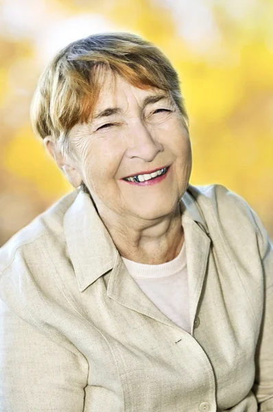 Yaşlı kadın gülümsüyor — Stok fotoğraf