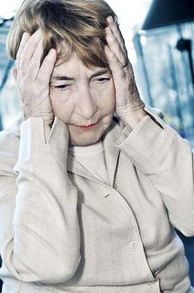 Äldre Kvinna Med Huvudet Händerna — Stockfoto