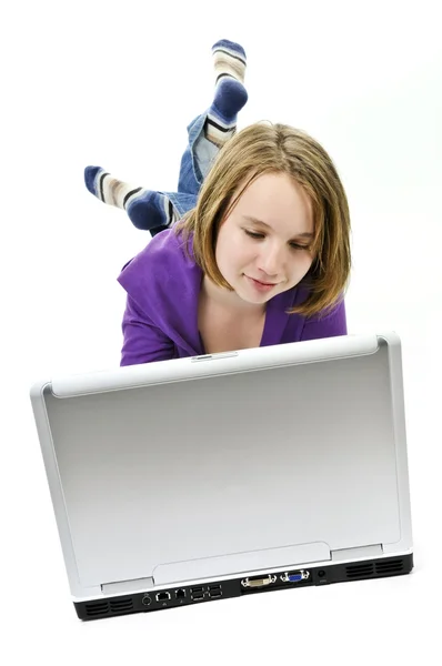 Jovem Deitada Com Computador Portátil — Fotografia de Stock