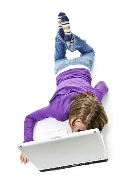 疲倦的年轻女孩躺在便携式计算机上睡着了 — 图库照片