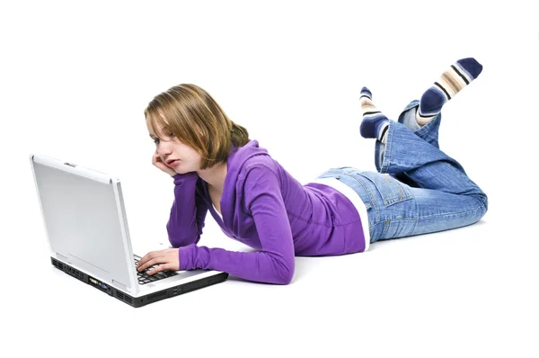 Uttråkad Ung Flicka Liggande Med Bärbar Dator — Stockfoto