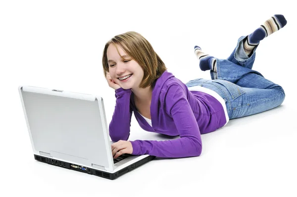 ラップトップ コンピューターを持つ横たわって若い女の子 — ストック写真