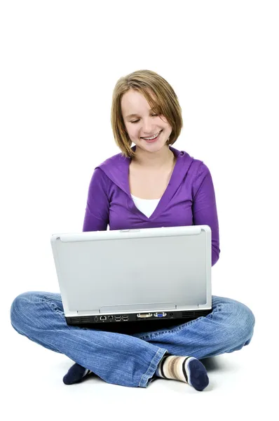 盘腿坐在一起的膝上型计算机的年轻女孩 — 图库照片