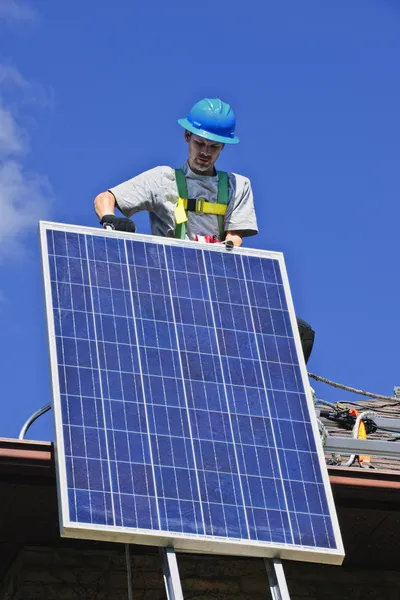 Installazione pannello solare — Foto Stock