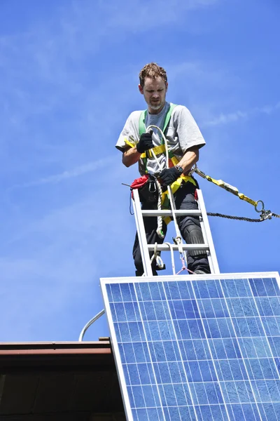 Uomo Installa Pannelli Solari Fotovoltaici Energia Alternativa Sul Tetto — Foto Stock