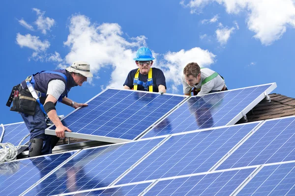 Werknemers Alternatieve Energie Fotovoltaïsche Zonnepanelen Installeren Dak — Stockfoto