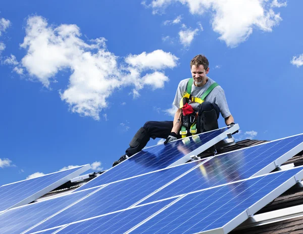 Werknemer Alternatieve Energie Fotovoltaïsche Zonnepanelen Installeren Dak — Stockfoto
