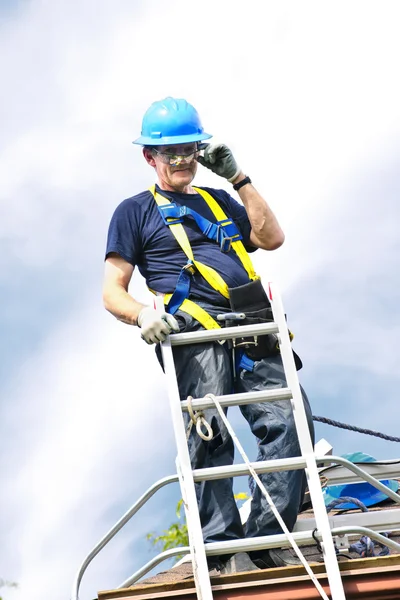 屋根の上で働く男 — ストック写真