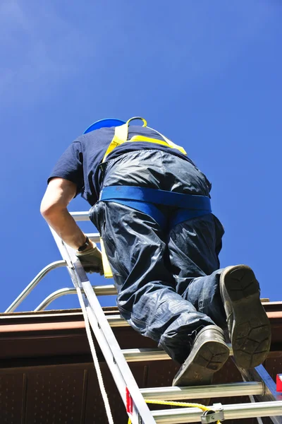 Çatıya Uzantısı Merdiven Tırmanma Inşaat Işçisi — Stok fotoğraf