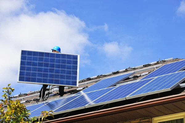 工人在屋顶上安装替代能源光伏太阳能电池板 — 图库照片