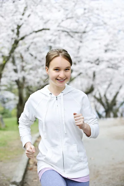 Menina Adolescente Bonita Correndo Parque Com Árvores Maçã Florescendo — Fotografia de Stock