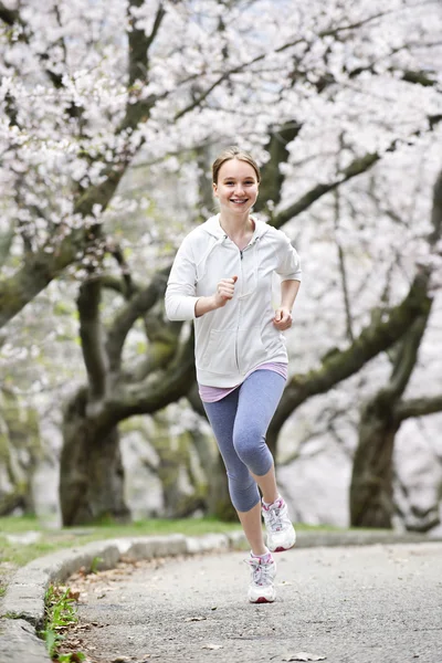 Dziewczynka jogging w parku — Zdjęcie stockowe