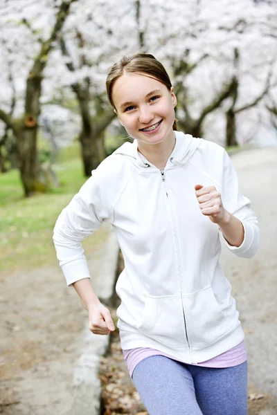 Dziewczynka jogging w parku — Zdjęcie stockowe