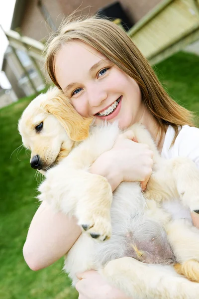 子犬を持つ少女 — ストック写真