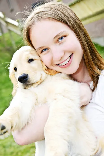 Portret Van Glimlachen Tienermeisje Bedrijf Gouden Retriever Pup — Stockfoto
