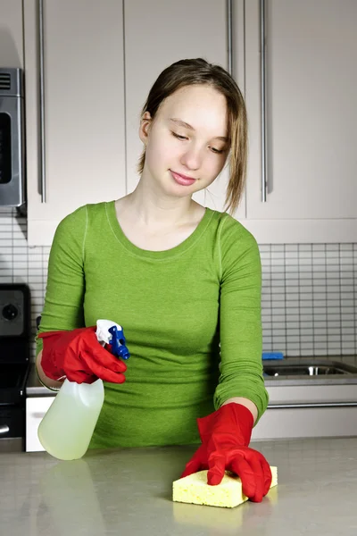 Meisje Schoonmaak Keuken Met Spons Rubber Handschoenen — Stockfoto