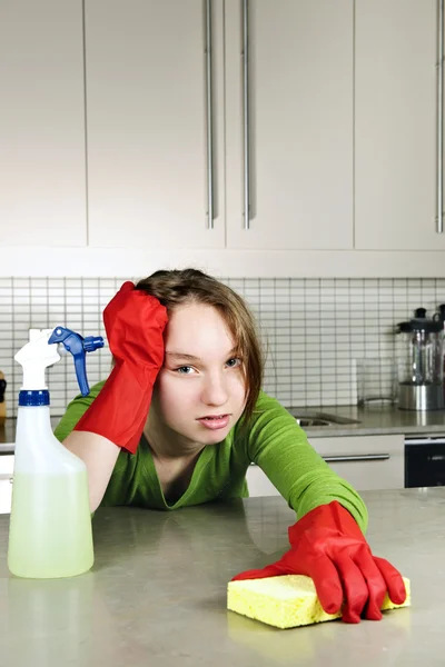 Уставшая девушка уборка кухни — стоковое фото