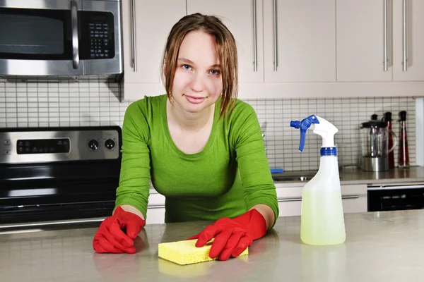 Mujer Joven Haciendo Tareas Limpieza Cocina Con Guantes Goma — Foto de Stock