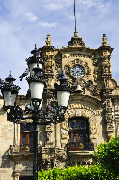 从历史悠久的瓜达拉哈拉中心 哈利斯科州 墨西哥 Zocalo 看到的国家政府宫 — 图库照片