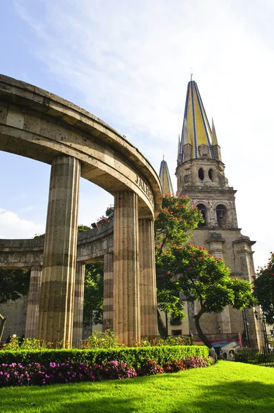 Rotunda de Illustrious Jalisciences e Catedral de Guadalajara em Jalisco, M — Fotografia de Stock
