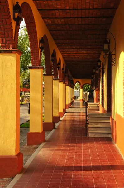 Chodnik w tlaquepaque dzielnicy, guadalajara, Meksyk — Zdjęcie stockowe
