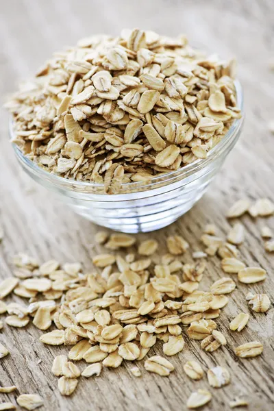 Bowl of raw rolled oats — Stock Photo, Image