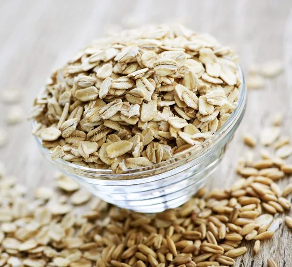 Bowl of uncooked rolled oats — Stock Photo, Image