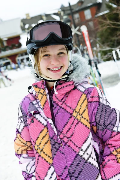 Chica feliz en el casco de esquí en la estación de invierno — Foto de Stock