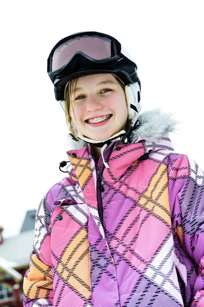 スキー ヘルメットとゴーグル冬リゾートで幸せな 代の少女の肖像画 — ストック写真