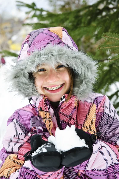 Feliz chica de invierno sosteniendo nieve —  Fotos de Stock