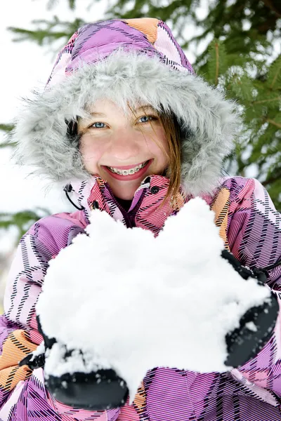 Menina feliz inverno segurando neve — Fotografia de Stock