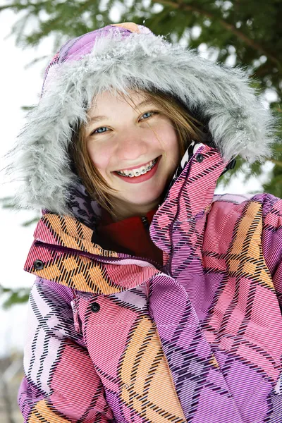 冬のスキーで幸せな 代の少女の肖像画は毛皮のフード付けコートします — ストック写真
