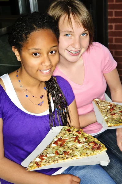 Girls eating pizza — Stock Photo, Image