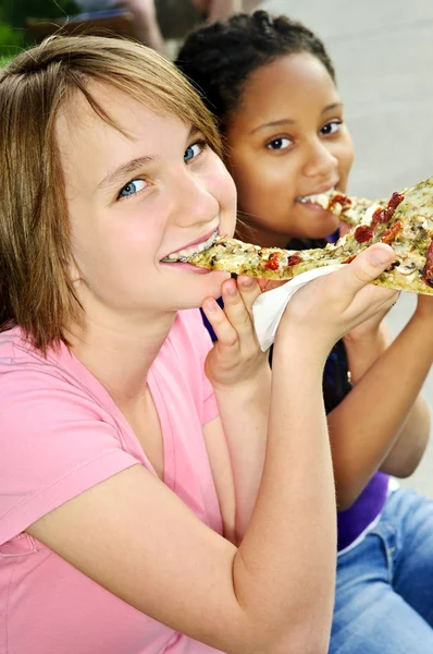 Flickor äter pizza — Stockfoto