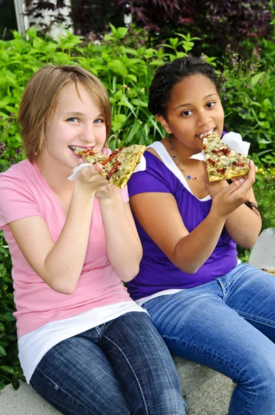 Due Ragazze Adolescenti Sedute Mangiare Pizza — Foto Stock