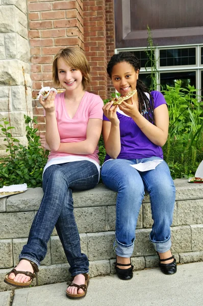 Två Tonårsflickor Sitter Och Äter Pizza — Stockfoto