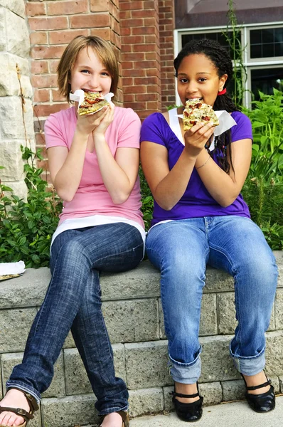 Girls eating pizza — Stock Photo, Image