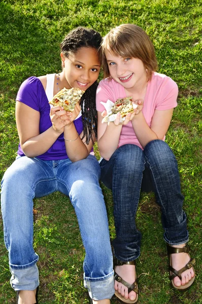 两个十几岁的少女坐在和吃披萨 — 图库照片