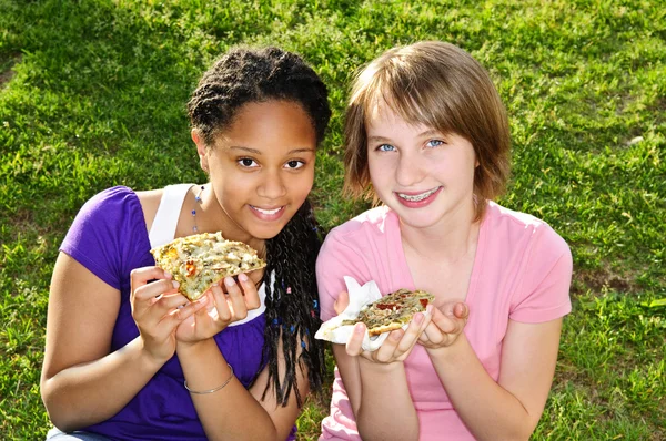 Les filles mangent pizza — Photo