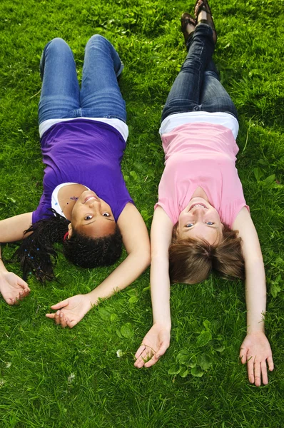 Дві Дівчини Підлітки Лежать Трав Яних Обіймах Витягнуті — стокове фото
