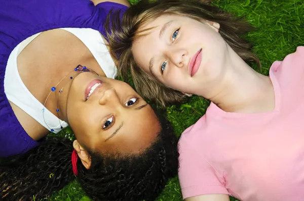 Две Девочки Подростки Лежат Траве Смотрят Вверх — стоковое фото