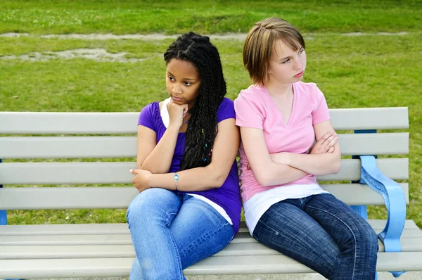 Két Unatkozni Padon Ülő Tizenéves Lányok — Stock Fotó