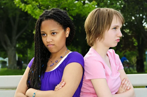 Две Несчастные Девочки Подростки Сидят Скамейке — стоковое фото
