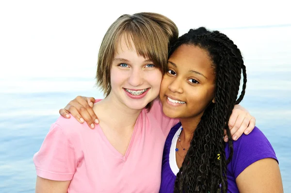 Porträtt Två Tonåriga Flicka Vänner Visar Tummen — Stockfoto