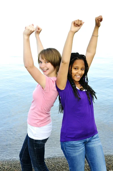 两个十几岁的女孩朋友提高武器的肖像 — 图库照片
