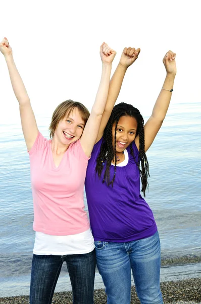 Porträtt Två Tonåriga Flicka Vänner Att Höja Armarna — Stockfoto