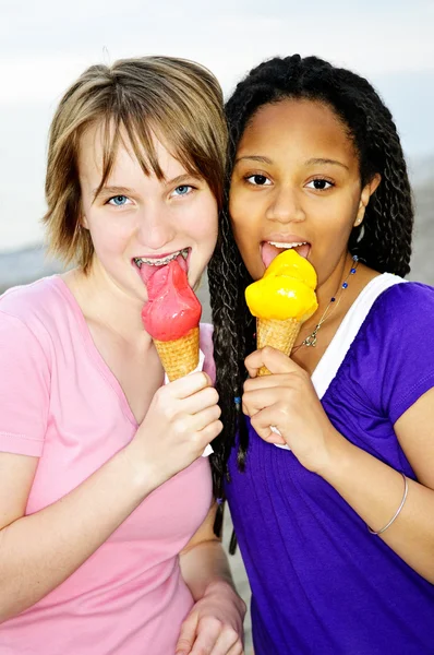 Két Tizenéves Lányok Eszik Fagylalt Kúpok Portréja — Stock Fotó